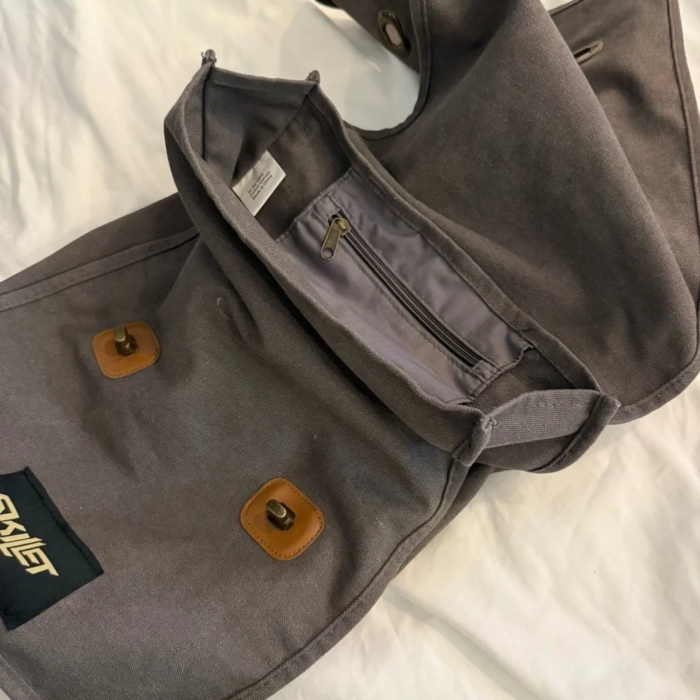 NWOT Skillet Branded Crossbody Messenger Bag Rare
